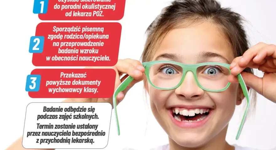Uśmiechnięta dziewczynka z zielonymi okularami, przygotowująca się do badania wzroku. Informacje o badaniu, w tym potrzebne dokumenty, stanowią cover test.
